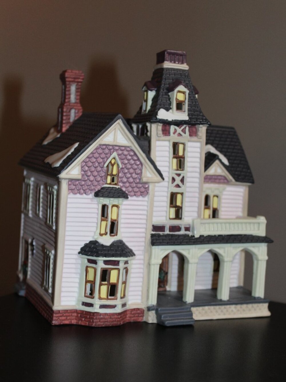 Dickens Collectables Victorian Series Porcelain Lighted House 383-8315 w/Box